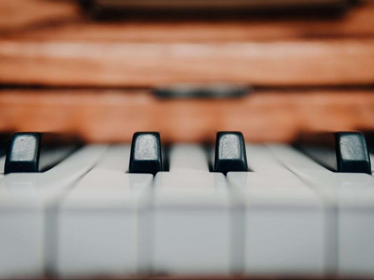 The Best Digital Pianos under 1000 in 2022 Instruments.guru